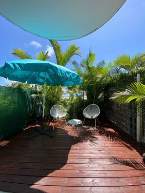 Terrasse avec petite vue mer