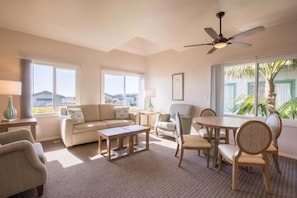 Living room/dining area