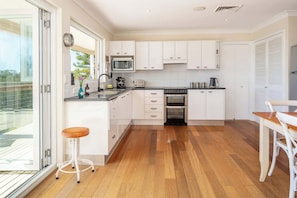 Fully equipped kitchen with direct access to the deck!