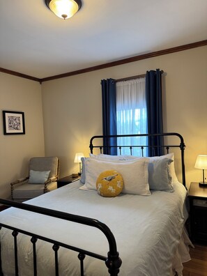 Queen bed, 100% cotton linens, plenty of pillows/blankets plus extras in closet