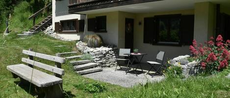 Pflanze, Fenster, Gebäude, Botanik, Gras, Schatten, Grundstueck, Blume, Hütte, Haus