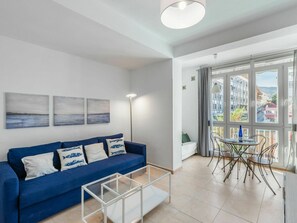 Möbel, Eigentum, Couch, Bilderrahmen, Azurblau, Interior Design, Wohnzimmer, Holz, Fenster, Komfort