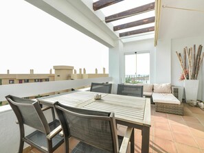 Tabelle, Möbel, Eigentum, Gebäude, Stuhl, Holz, Interior Design, Fenster, Flooring, Komfort