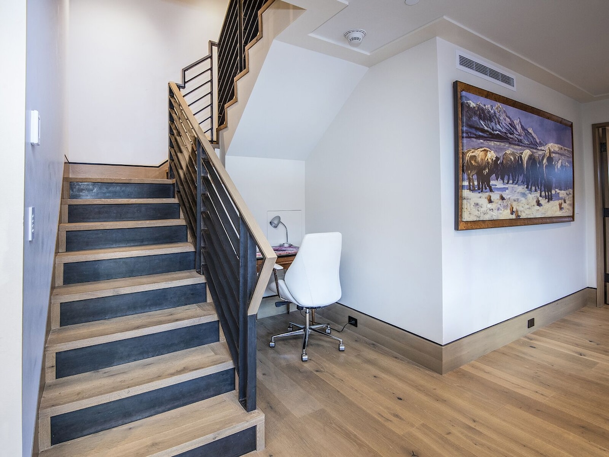 Stunning 2 Floor Penthouse | Heart of Vail Village