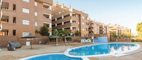 Agua, Edificio, Propiedad, Tiempo De Día, Cielo, Ventana, Azur, Piscina, Arquitectura, Árbol