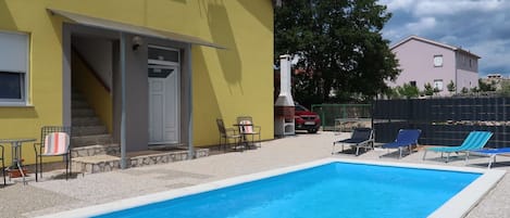 Water, Building, Property, Cloud, Sky, Furniture, Swimming Pool, Blue, Azure, Window