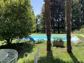 Pflanze, Wasser, Natürliche Landschaft, Baum, Schatten, Grundstueck, Gras, Himmel, Gartenmöbel, Schwimmbad