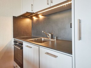 Robinet, Cabinetry, Comptoir, Evier, Évier, Luminaire Plomberie, Cuisinière, Bâtiment, Bois, Cuisine