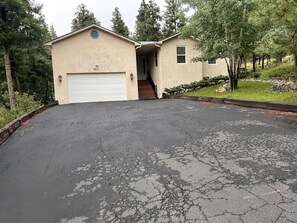 A spacious, level driveway provides ample stress-free parking. 