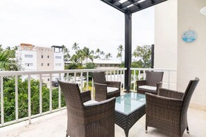 The spacious and private balcony to enjoy the frieze of the sea 