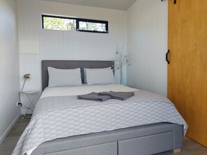 Bedroom with Queen bed, fresh linen  &extra blankets provided 