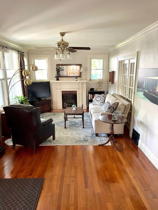 Bright front room with TV, record player, books and games.