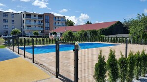 Neighbourhood with swimming pool access for guests.