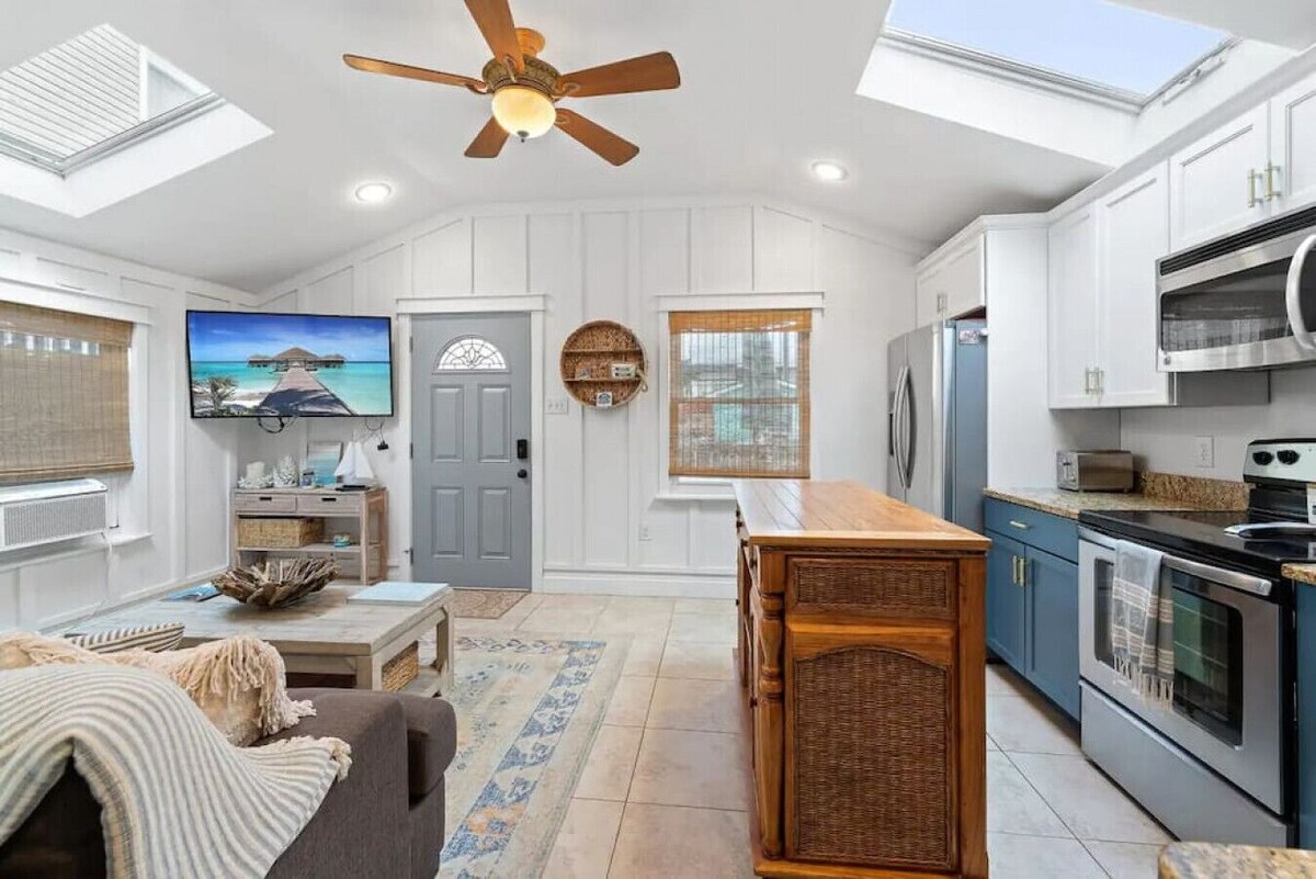 Margate Home w/ Large Outdoor Kitchen
