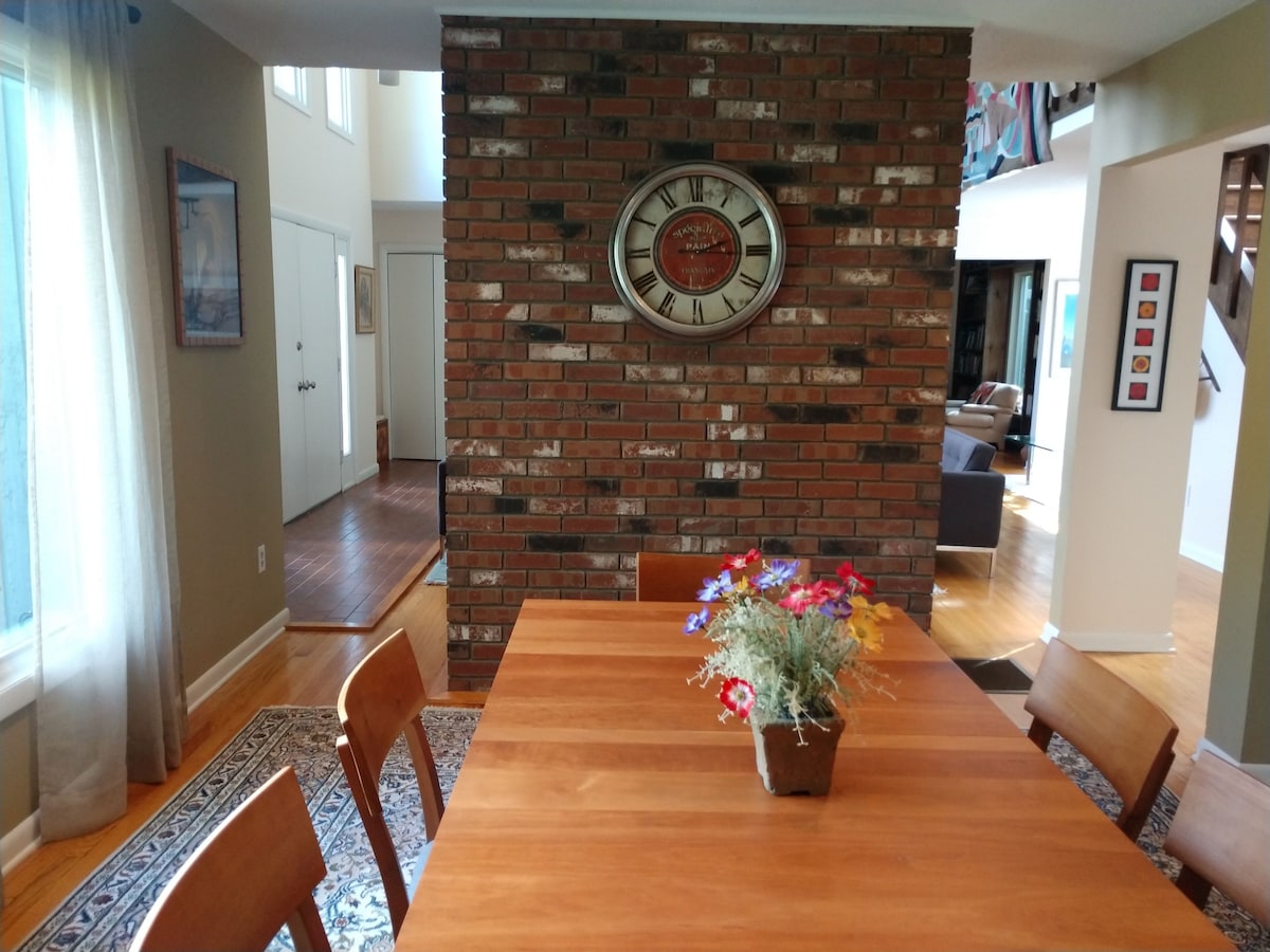 Spacious home in charming shoreline town