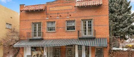 Charming 1928 live/work building on Broadway. Park in front of the building!