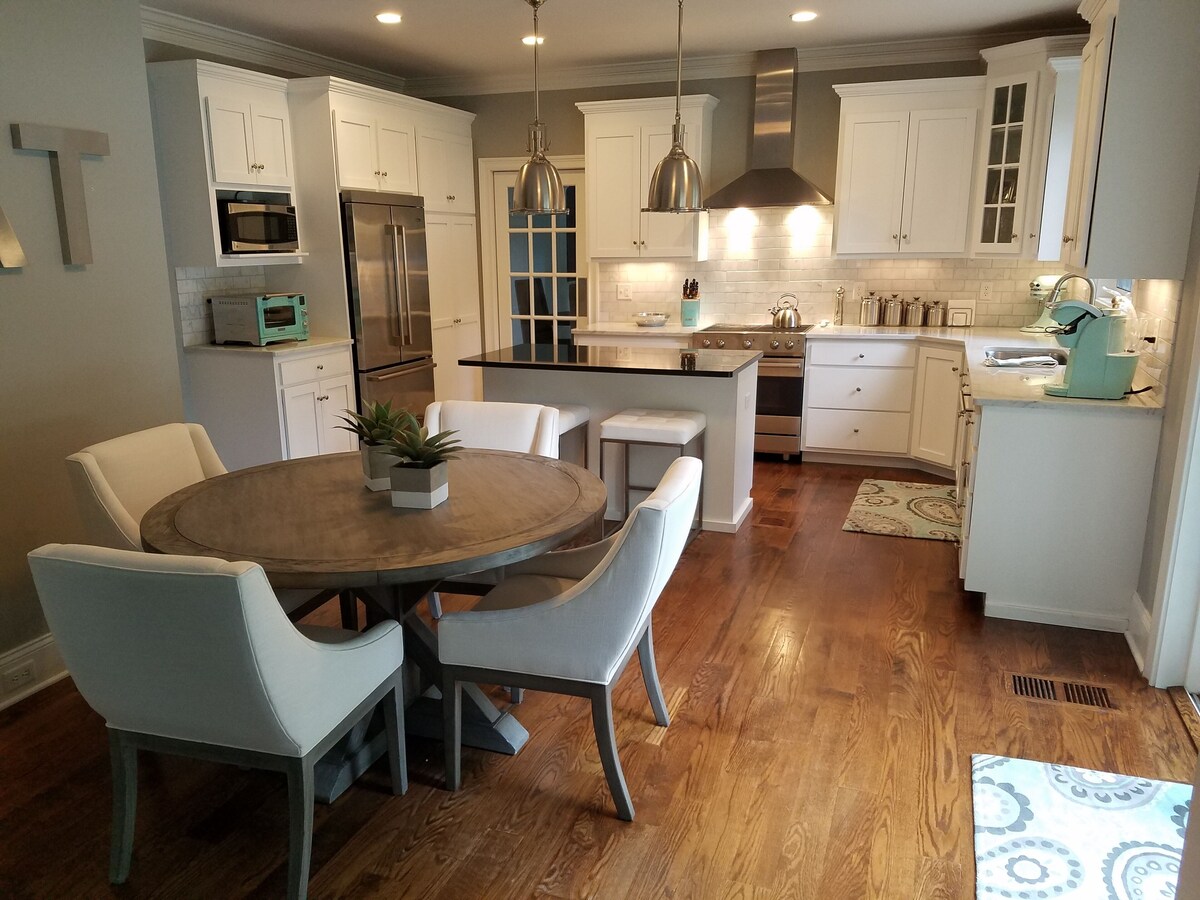 Walk-to-Town New home w/new furnishings, Grill Center & Playset