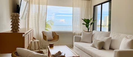 LIVING ROOM OCEAN VIEW! 