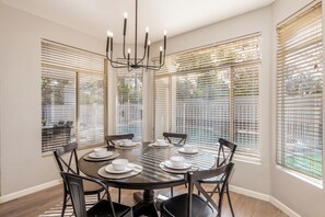 The kitchen dining area seats 6 comfortably.