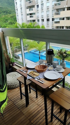 Varanda gourmet com vista para a piscina