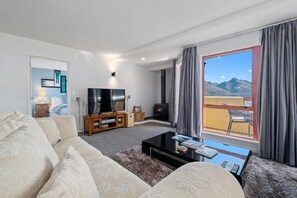 Lounge with Sky TV, Fireplace and Great Views over the Town and Lake