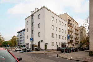 View from the street of the clean and well-maintained building in which the flat is located.