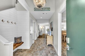 Welcome to 685 Queen's Grant!