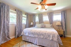 King bed in owners suite w/ bidet and hand shower