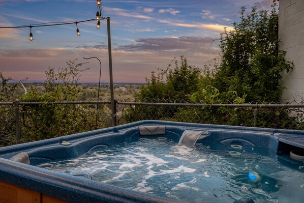 Outdoor spa tub