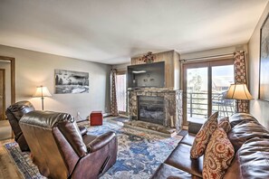 Living Room | Queen Sleeper Sofa | Central Heating | Cable TV | Free WiFi