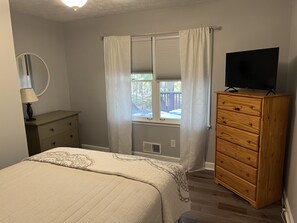 Guest room queen bed