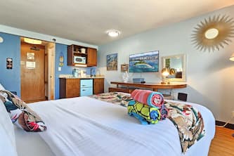 Newly renovated Studio Sleeps 3 Guests, w/Pool & just 1 block to Beach