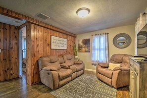 Living Room | 1st Floor | Flat-Screen TV | Central Air Conditioning & Heating