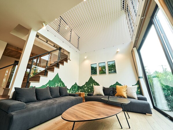 [South Building] 102 / Living Room