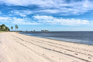 0.8 Miles to East Beach