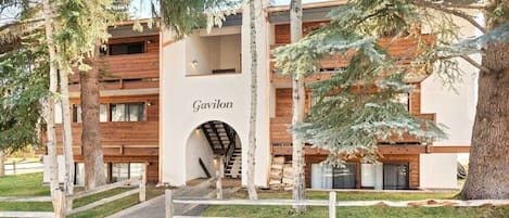 The Gavilon building is located 3 blocks to downtown Aspen's shops and restaurants and 1/2 mile to the Aspen gondola.
