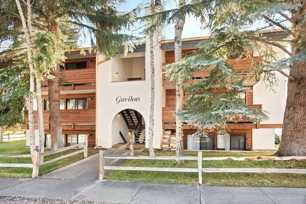 The Gavilon building is located 3 blocks to downtown Aspen's shops and restaurants and 1/2 mile to the Aspen gondola.