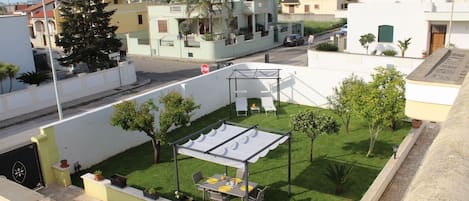 Intero giardino a prato inglese con zona solarium