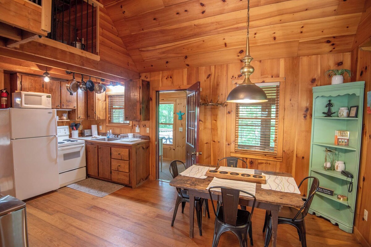 Rocky Top – New Listing! – Cozy Cabin – Hot Tub – Dog Friendly