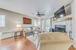 Living Room | Main Level | Smart TV | Free WiFi