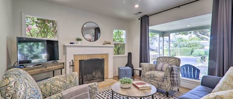 Menlo Park Vacation Rental | 2BR | 1BA | 1,080 Sq Ft | 2 Steps to Access
