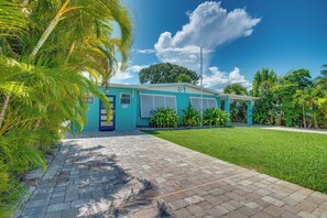 Duplex Exterior | Parking | Driveway (2 Vehicles)