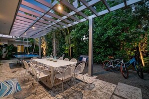 The space also has a dining table, with seating for up to 10 people!