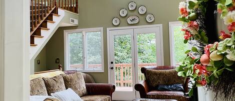 Bright and beautiful living room 