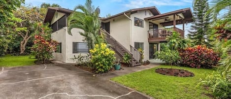 This 2 BR apartment is located in downtown Kona. The location is 5 stars.