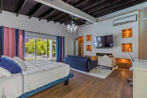Private RetreatPoolSpaBBQKitchen10 min>Beach (3239)