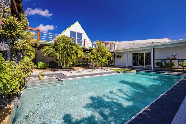 Private RetreatPoolSpaBBQKitchen10 min>Beach (3203)