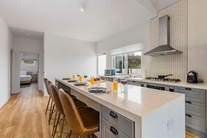 Every day, gather your family at this spacious and elegant kitchen counter.