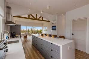Every day, gather your family at this spacious and elegant kitchen counter.