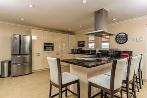 A kitchen counter with 5 seats is ideal for a quick snack and drink with your friends.